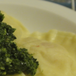 Ode al gambero: ravioli ai crostacei con pesto di cavolo nero