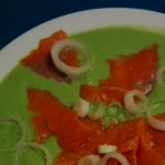 Crema fredda di cetriolo con cipollotto e salmone affumicato