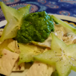 Pollo e carambola con crema di avocado e rucola